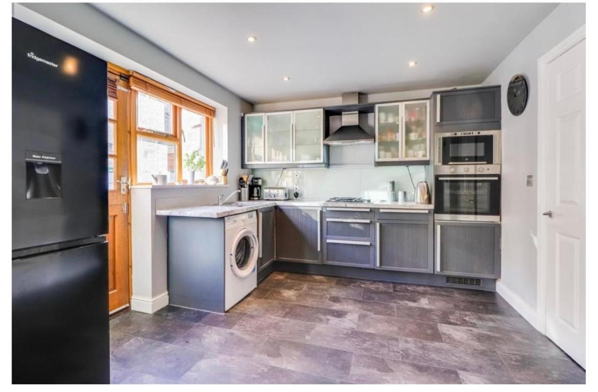 House Of Kaima - 6 Bed Detached Villa Dewsbury Bagian luar foto